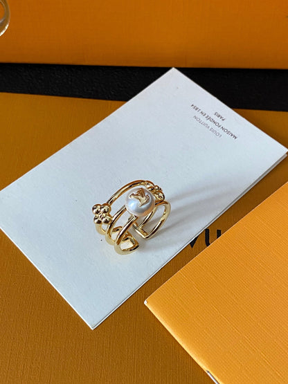 Lujoso anillo de latón con perlas
