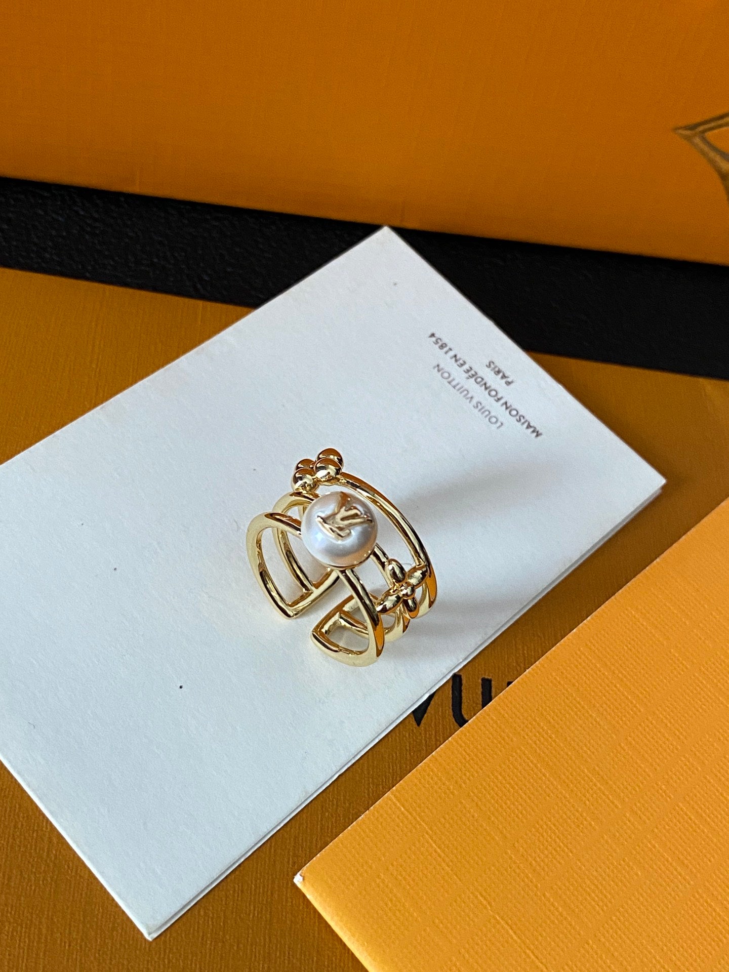 Lujoso anillo de latón con perlas