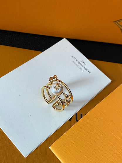 Lujoso anillo de latón con perlas
