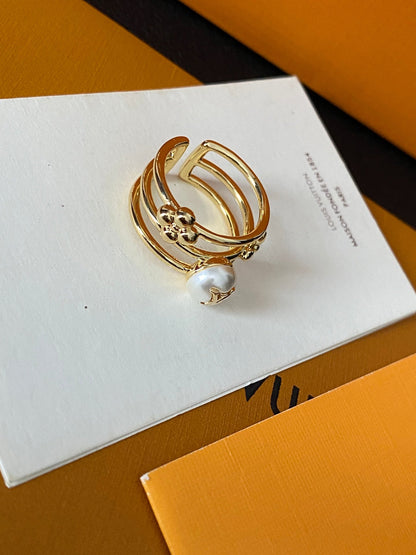 Lujoso anillo de latón con perlas
