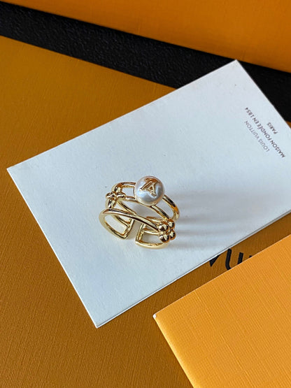 Lujoso anillo de latón con perlas