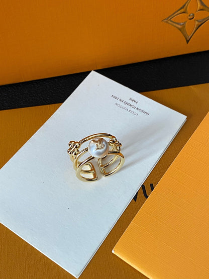 Lujoso anillo de latón con perlas