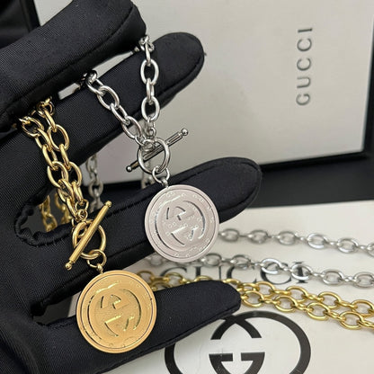 Collier pendentif rond G entrelacés