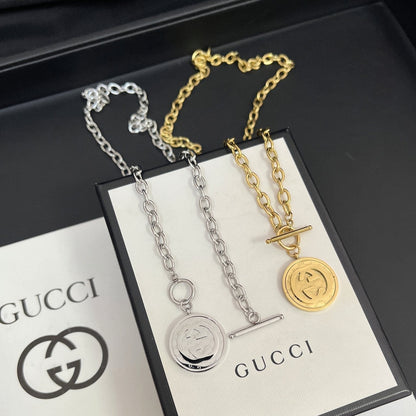 Collier pendentif rond G entrelacés