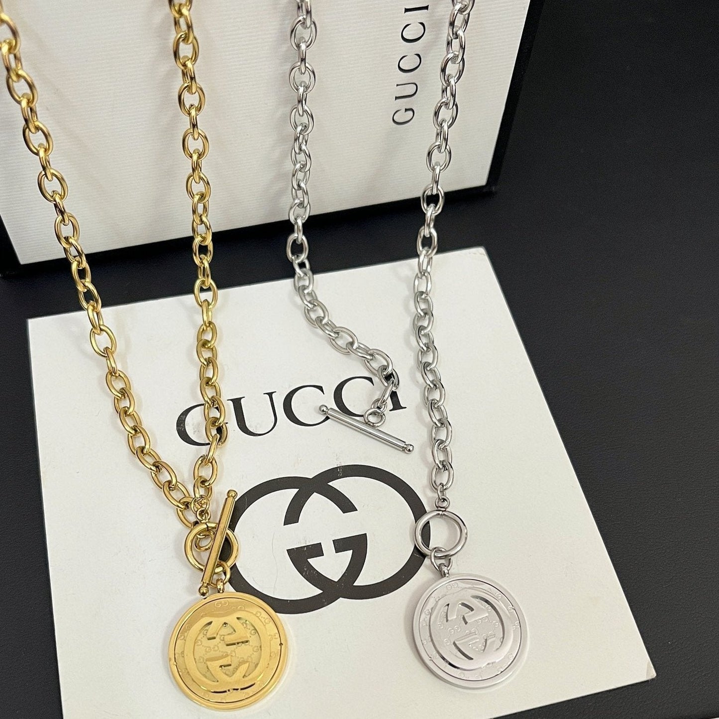 Collier pendentif rond G entrelacés