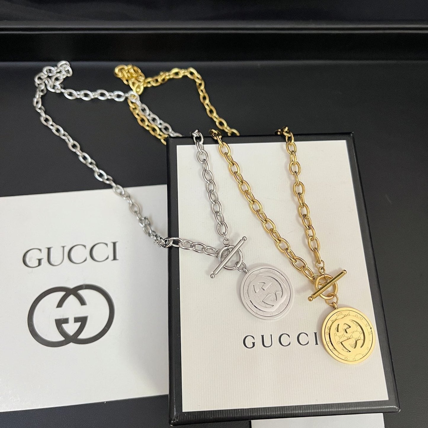 Collier pendentif rond G entrelacés