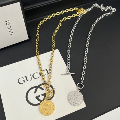 Collier pendentif rond G entrelacés