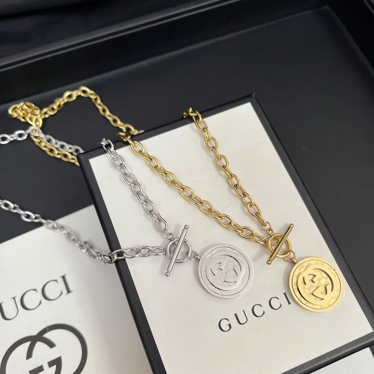 Collier pendentif rond G entrelacés