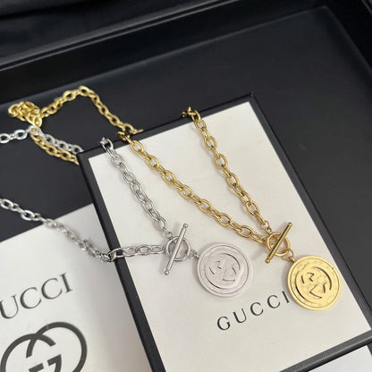 Collier pendentif rond G entrelacés