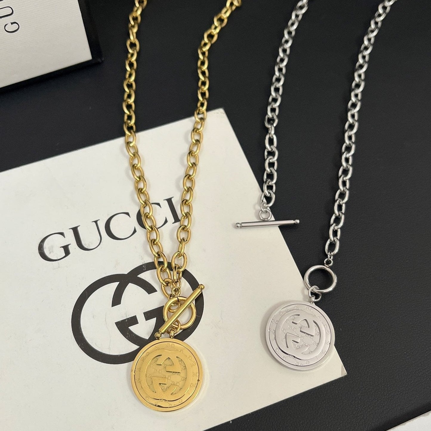 Collier pendentif rond G entrelacés