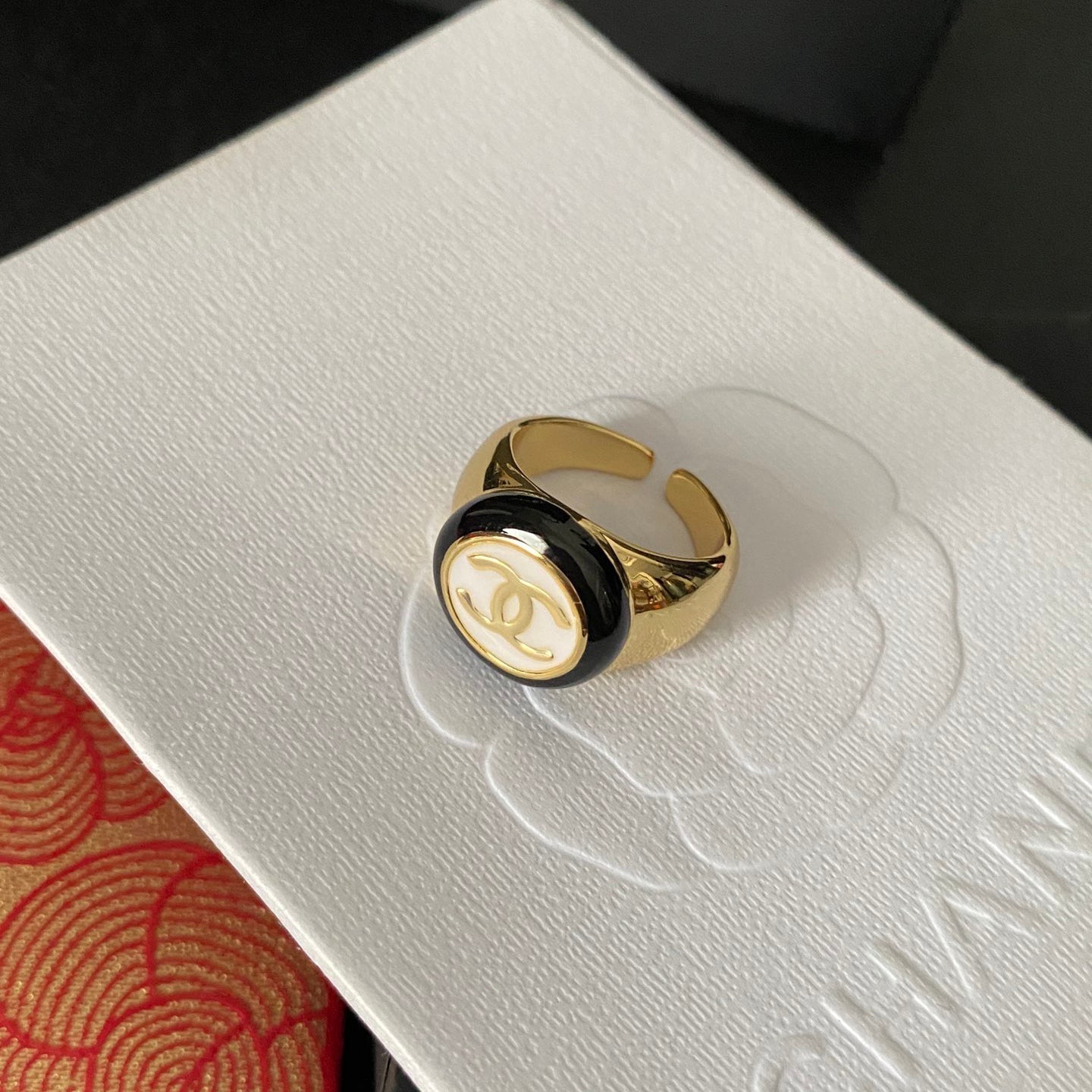 Bague ouverte vintage ronde en bronze doré avec logo