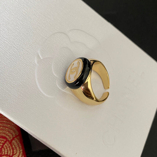 Bague ouverte vintage ronde en bronze doré avec logo