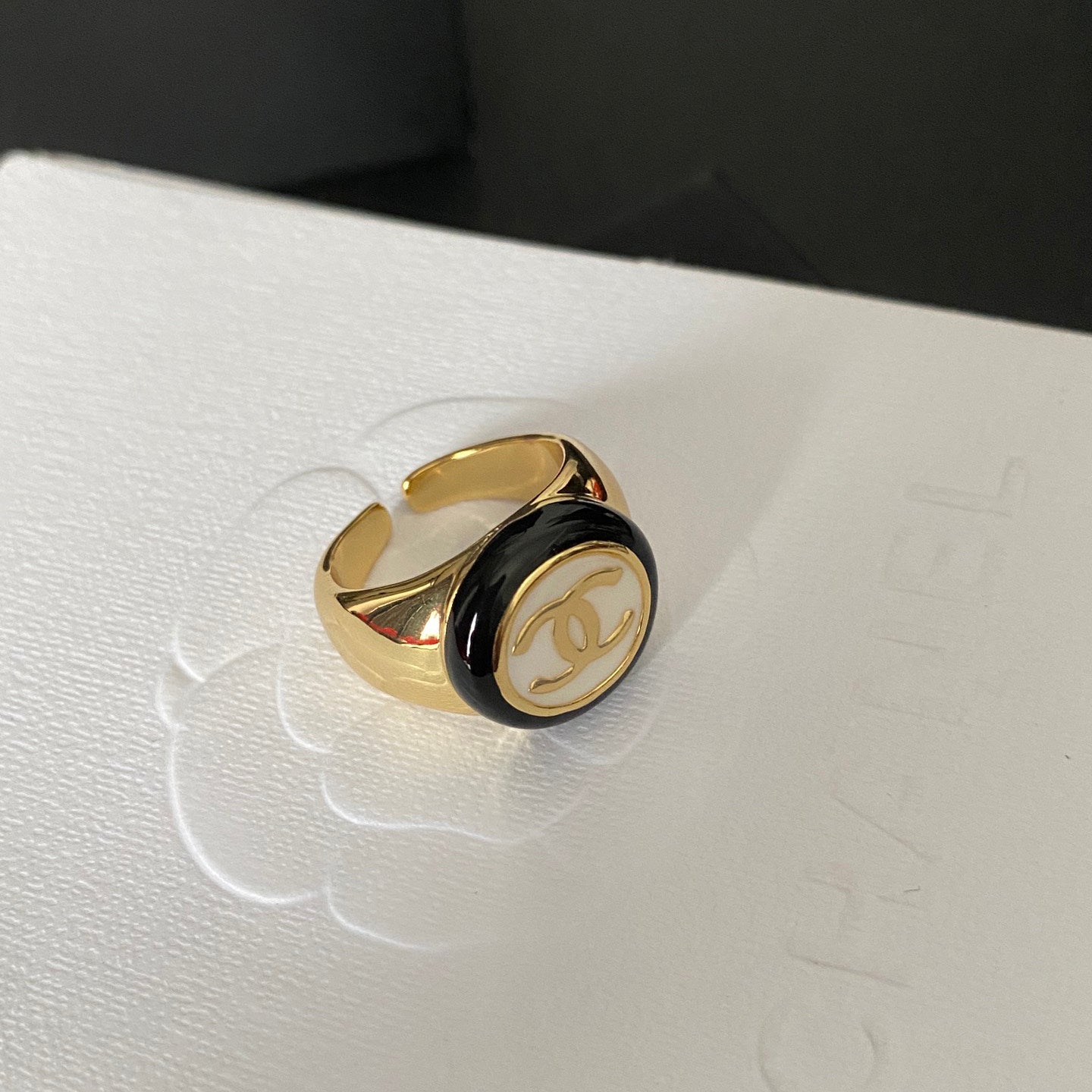 Bague ouverte vintage ronde en bronze doré avec logo