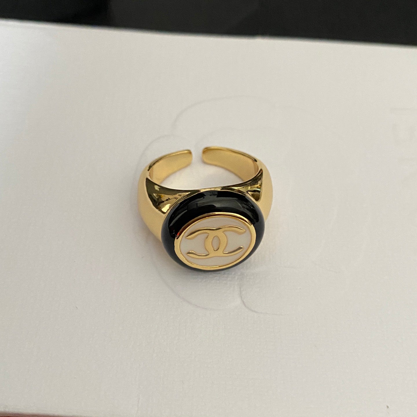 Bague ouverte vintage ronde en bronze doré avec logo