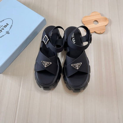 Sandales croisées à semelle épaisse avec logo triangle