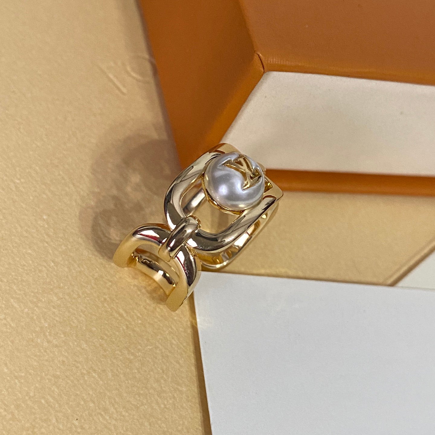 Anillo abierto con logotipo de perla redonda