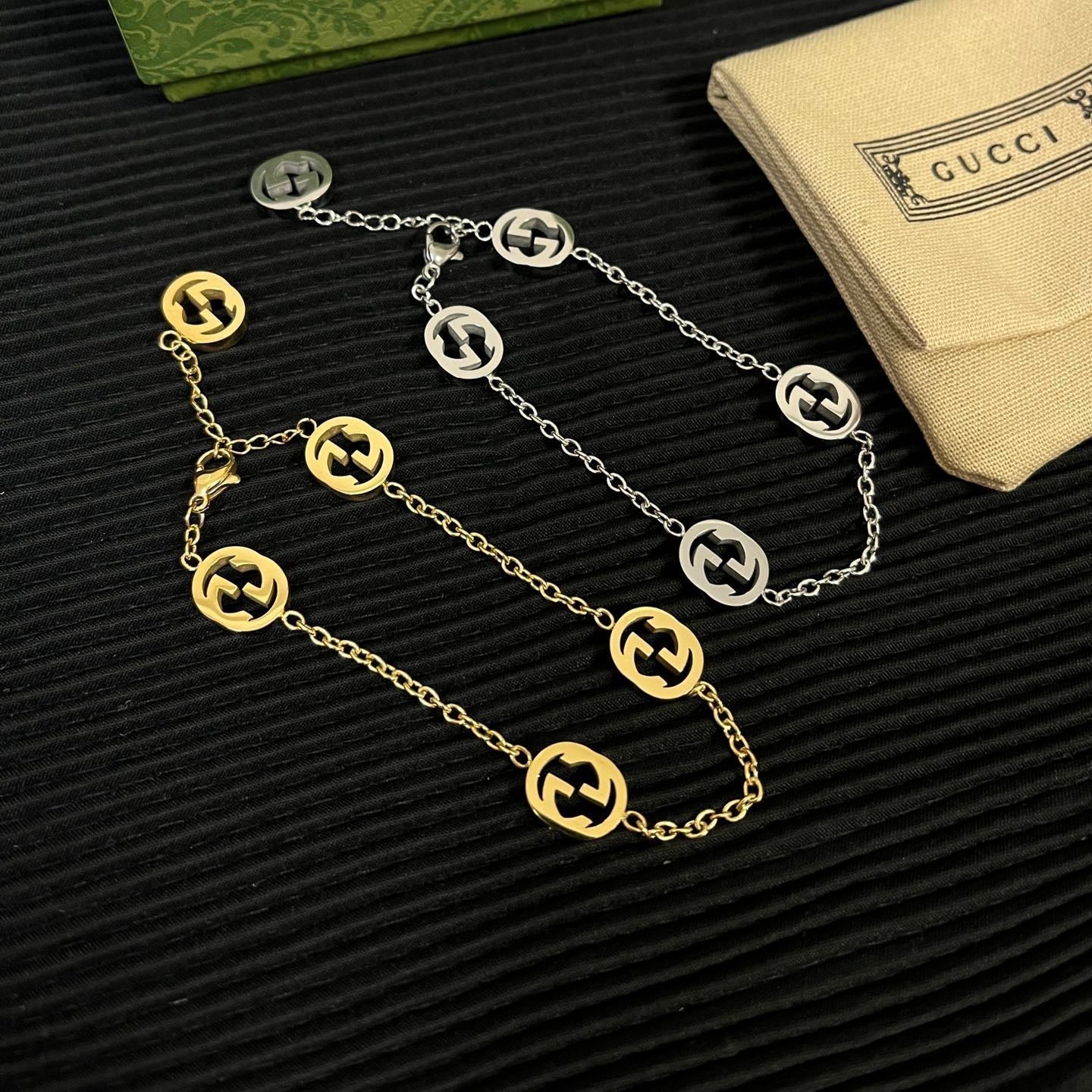 Pulsera con la letra G de moda
