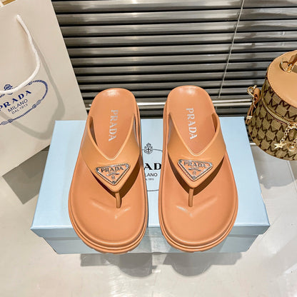 Chanclas de goma con logo de triángulo