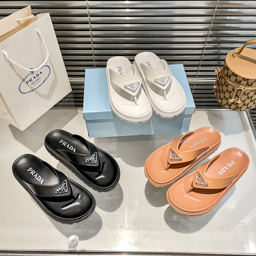Chanclas de goma con logo de triángulo