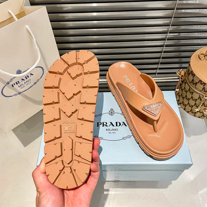 Chanclas de goma con logo de triángulo
