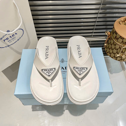 Chanclas de goma con logo de triángulo