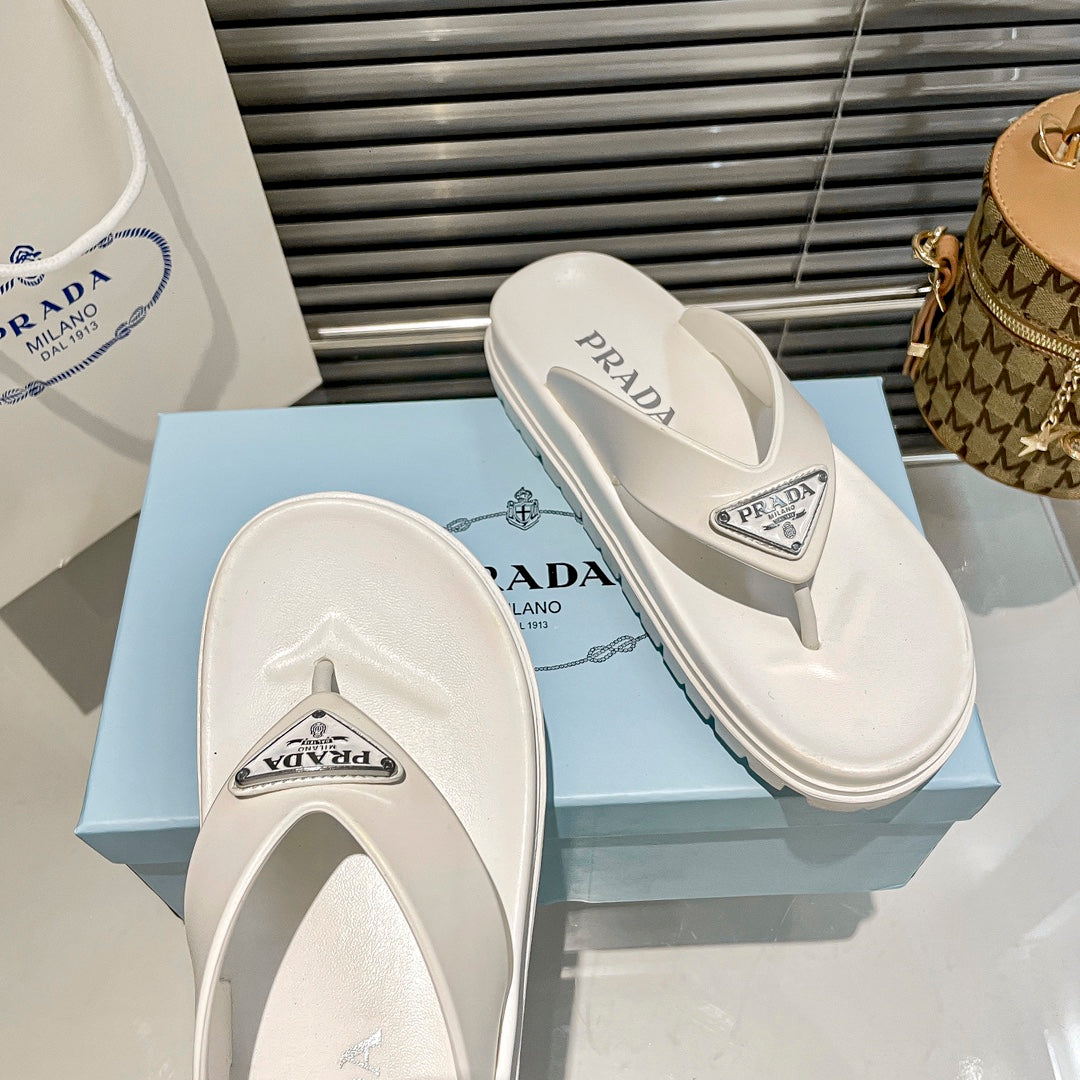 Chanclas de goma con logo de triángulo