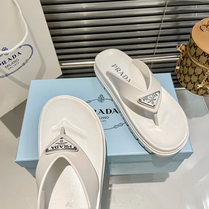 Chanclas de goma con logo de triángulo