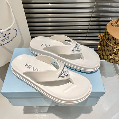 Chanclas de goma con logo de triángulo