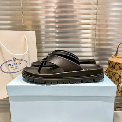 Chanclas de goma con logo de triángulo