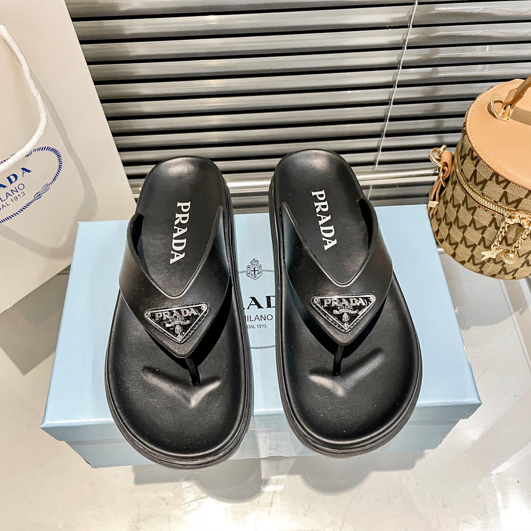 Chanclas de goma con logo de triángulo