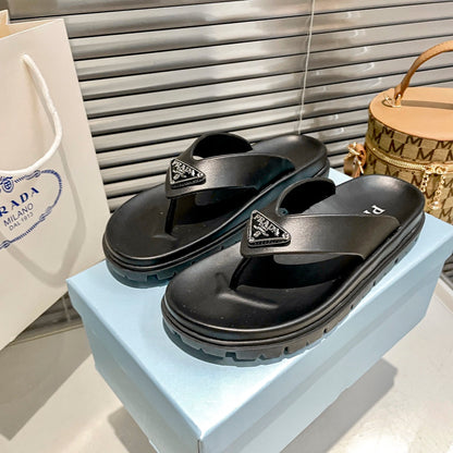 Chanclas de goma con logo de triángulo