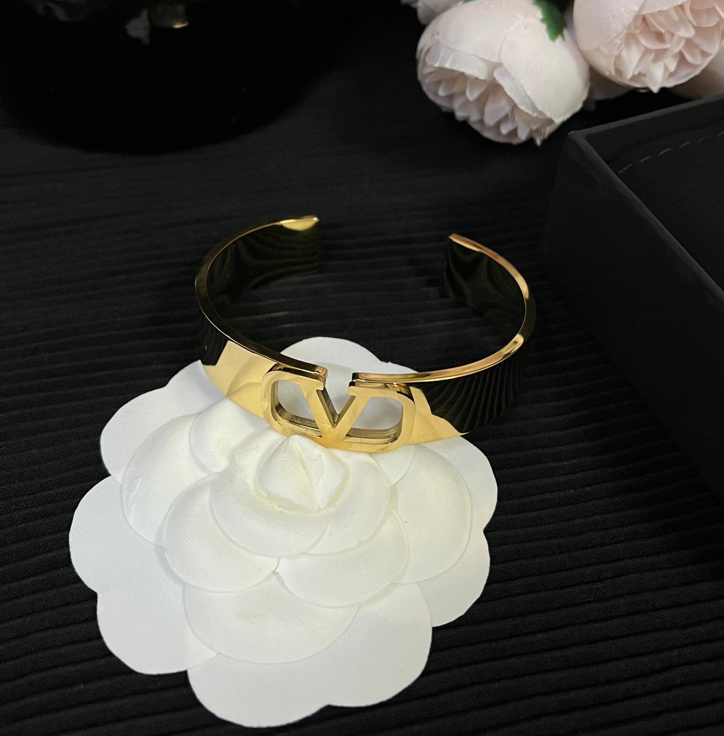 Bracelet creux ajouré tendance