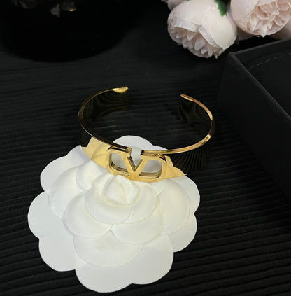 Bracelet creux ajouré tendance
