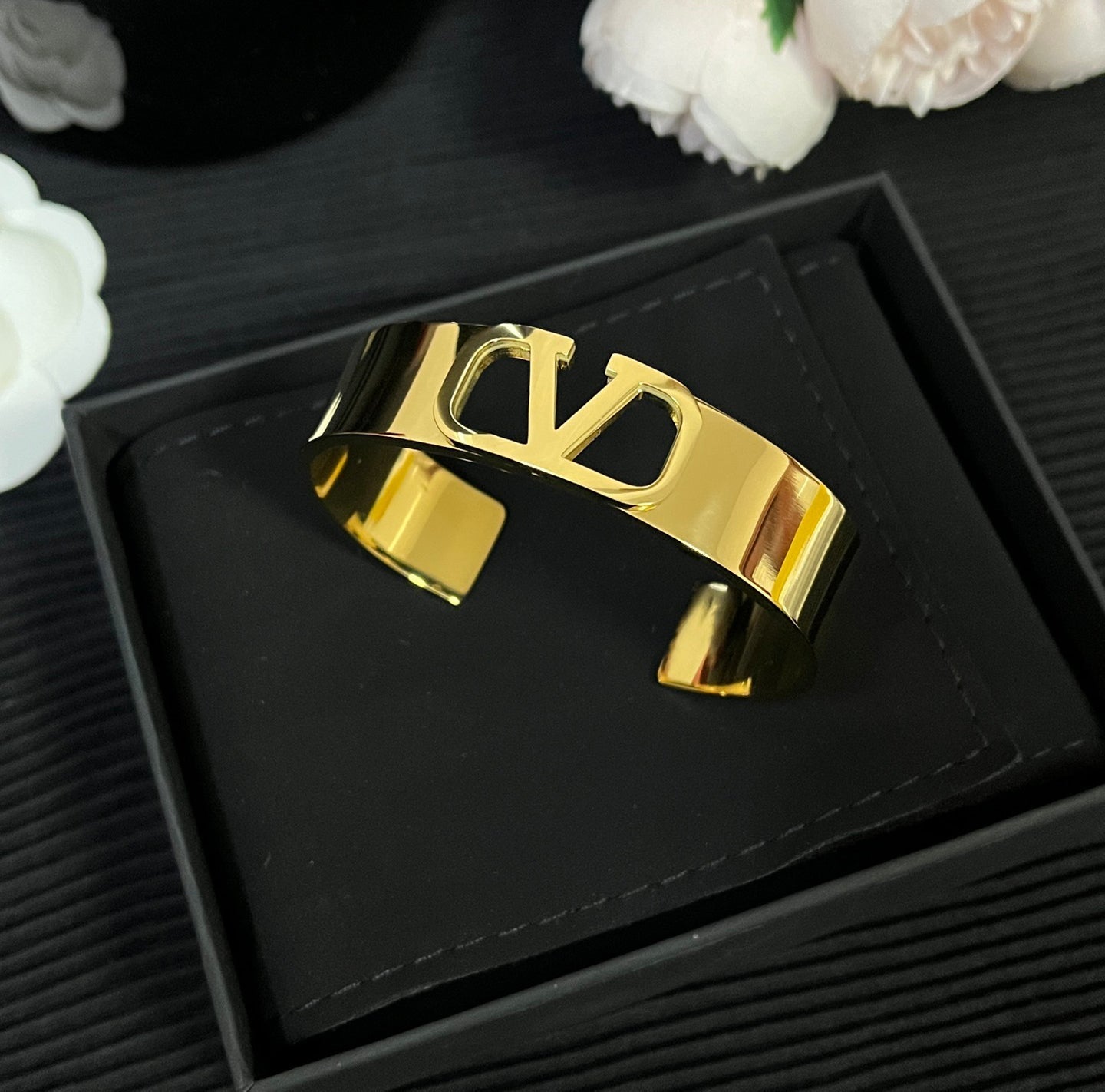 Bracelet creux ajouré tendance