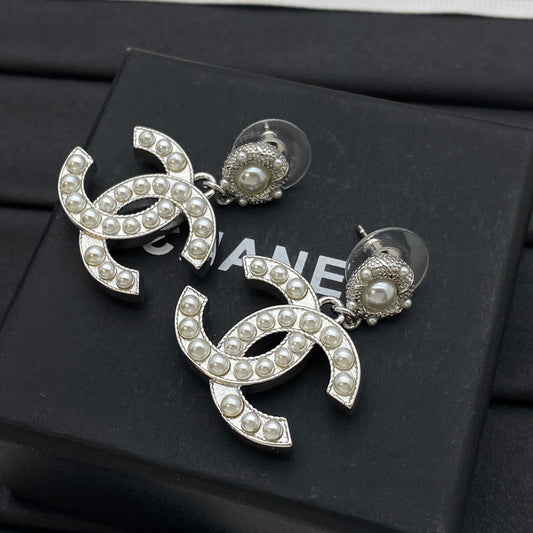 Pendientes clásicos con logo de perlas
