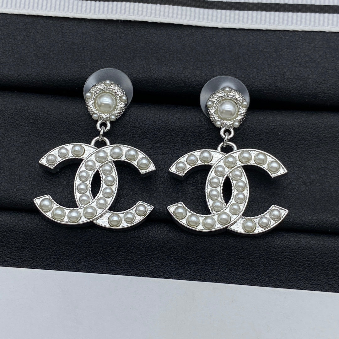 Pendientes clásicos con logo de perlas
