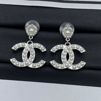 Pendientes clásicos con logo de perlas