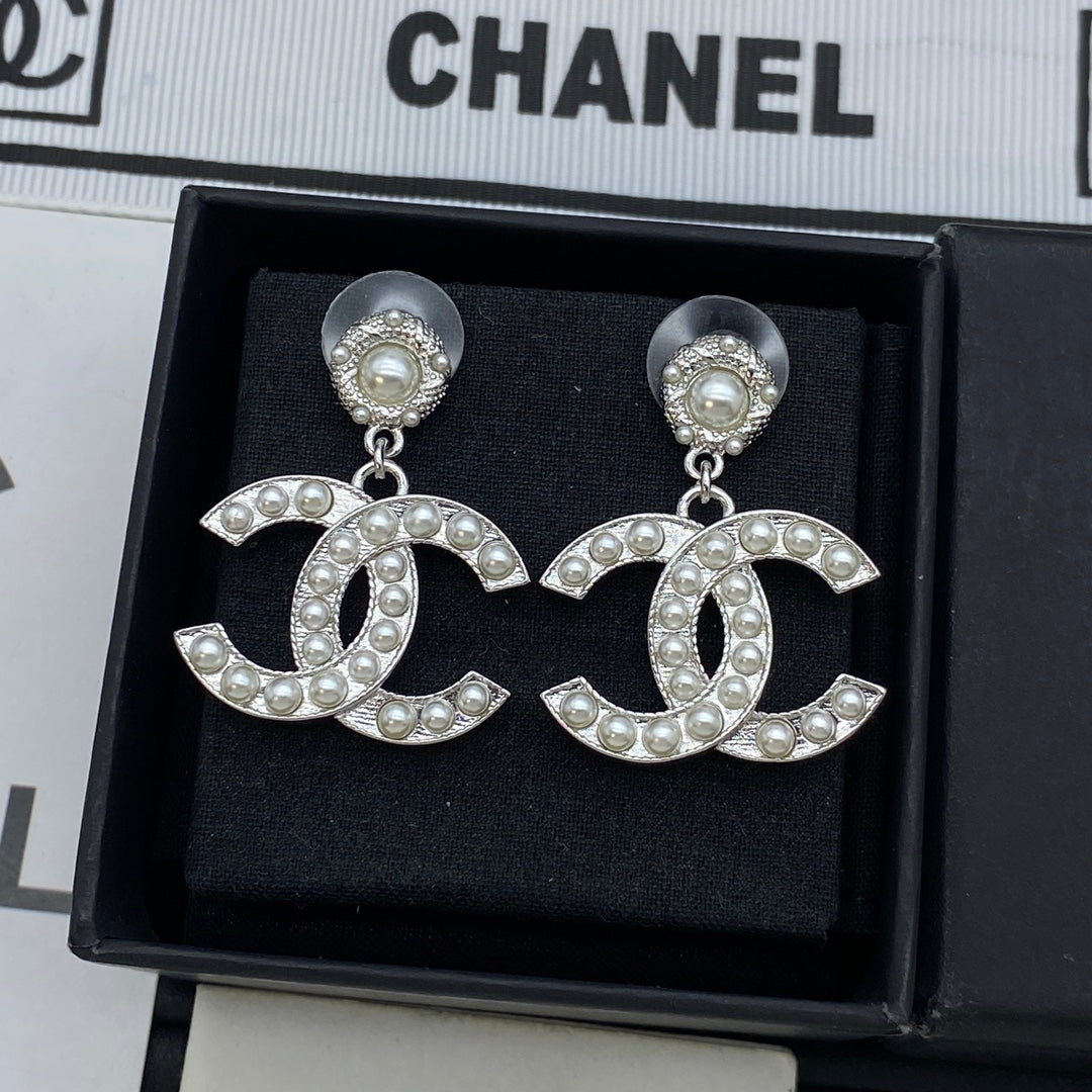 Pendientes clásicos con logo de perlas