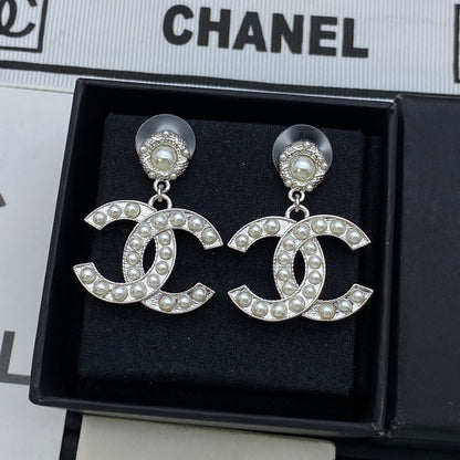 Pendientes clásicos con logo de perlas
