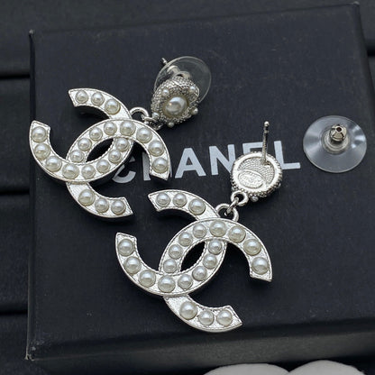 Pendientes clásicos con logo de perlas
