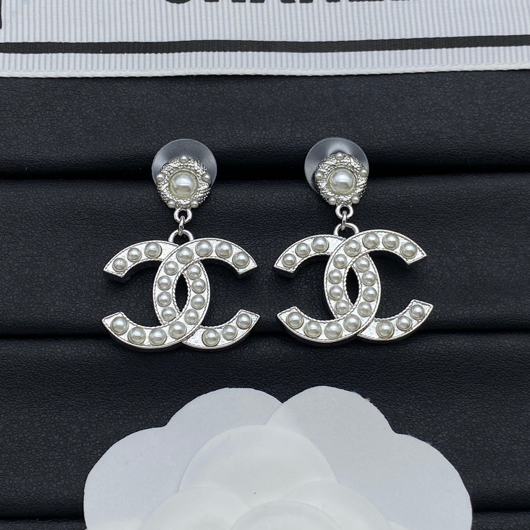Pendientes clásicos con logo de perlas