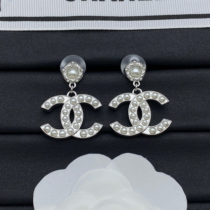 Pendientes clásicos con logo de perlas