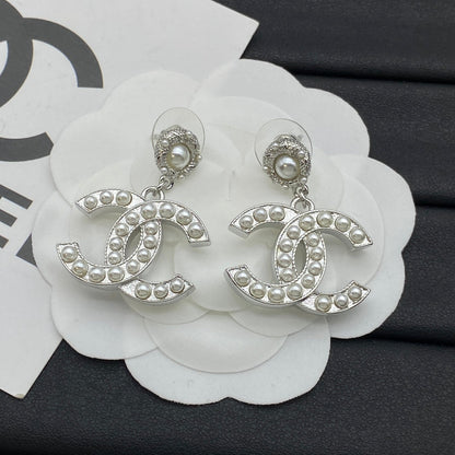 Pendientes clásicos con logo de perlas