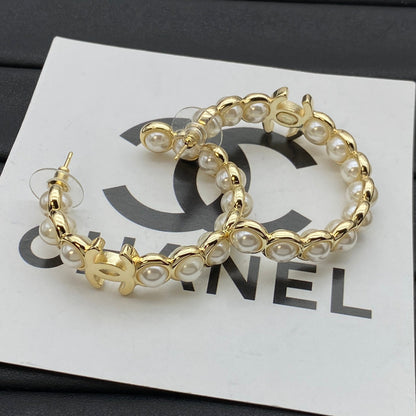 Pendientes de aro elegantes de perlas