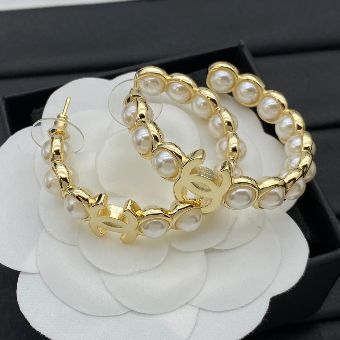 Pendientes de aro elegantes de perlas
