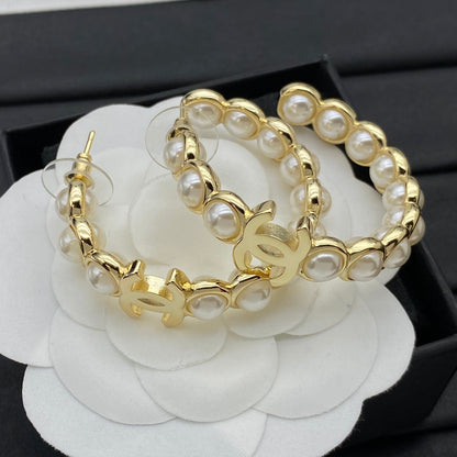 Pendientes de aro elegantes de perlas