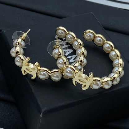 Pendientes de aro elegantes de perlas