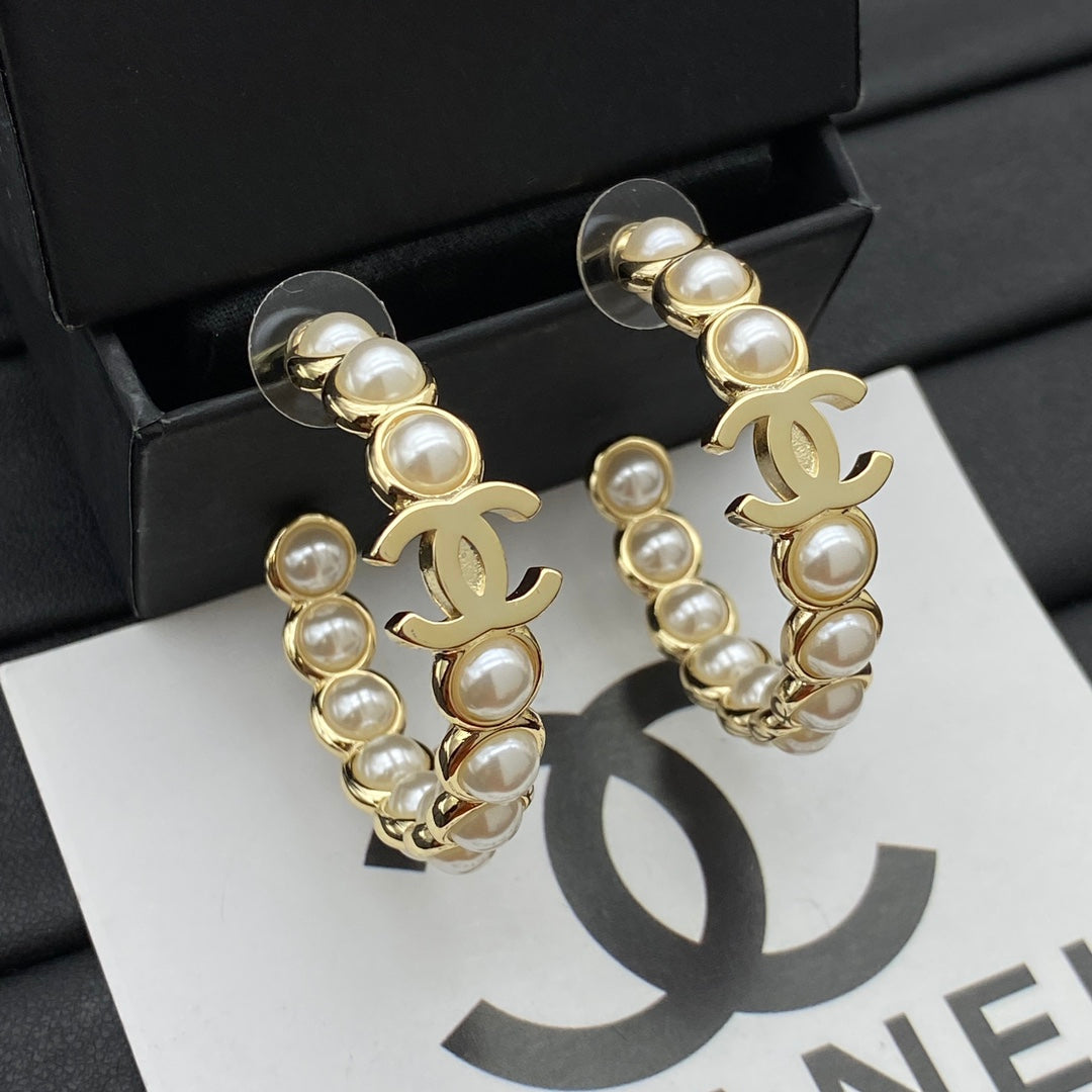 Pendientes de aro elegantes de perlas