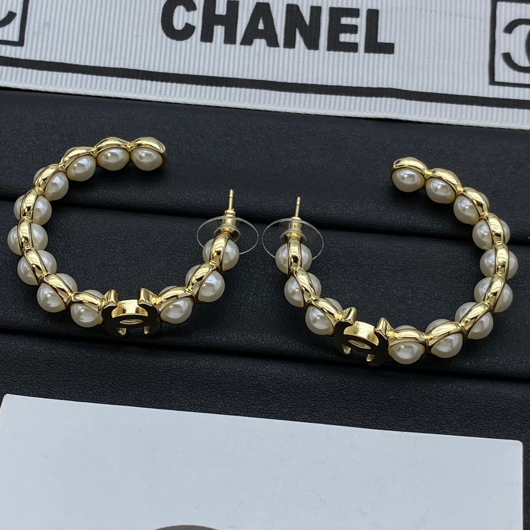 Pendientes de aro elegantes de perlas