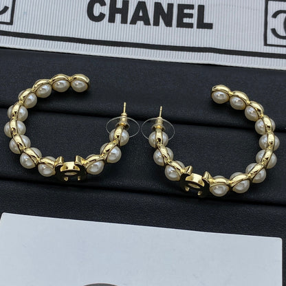 Pendientes de aro elegantes de perlas